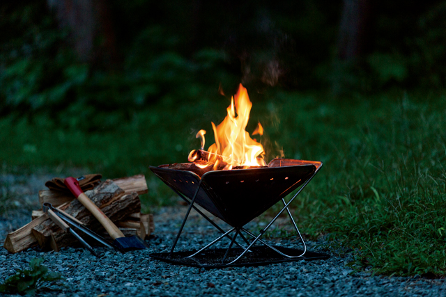 焚き火を完全に消す方法と片付け方法｜キャンプマナー徹底で山火事を未然に防止 | グランプレス